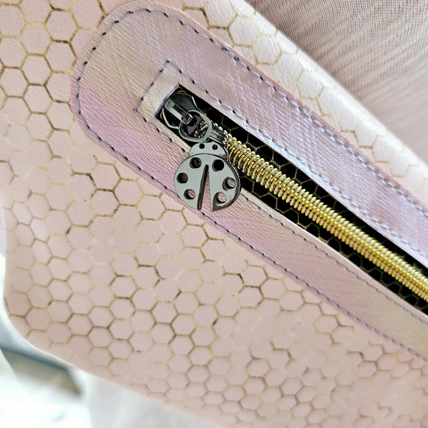 BigFannyPack Bienenliebe