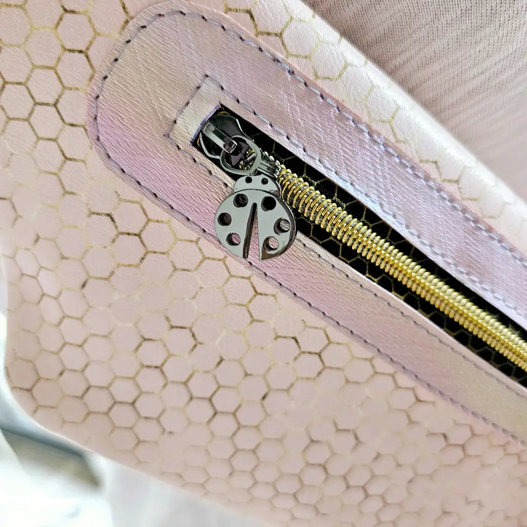 BigFannyPack Bienenliebe