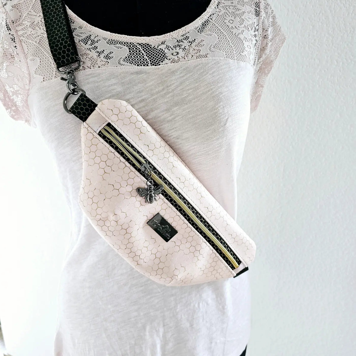 BigFannyPack Bienenliebe