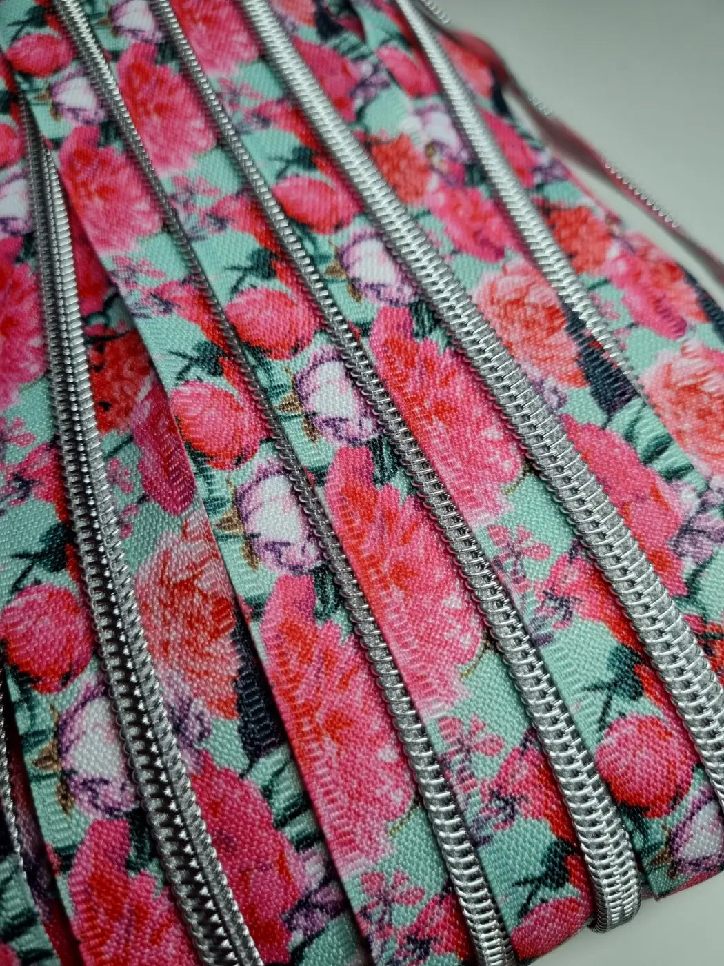 Endlosreißverschlüsse bedruckt Tier- und Blüten- Designs