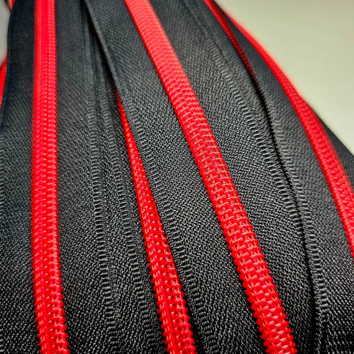 Endlosreißverschluss Black & Red - Gr.5
