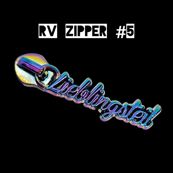 Irisierender, regenbogenfarbener RV-Zipper-Anhänger mit „„Liedblingstein“““ eingraviert in einer Schreibschrift.