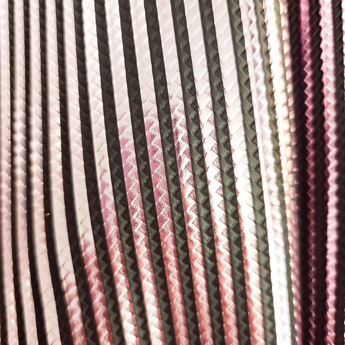 Kunstleder Braided Metallic Stripes Rollen 30 x 135 cm