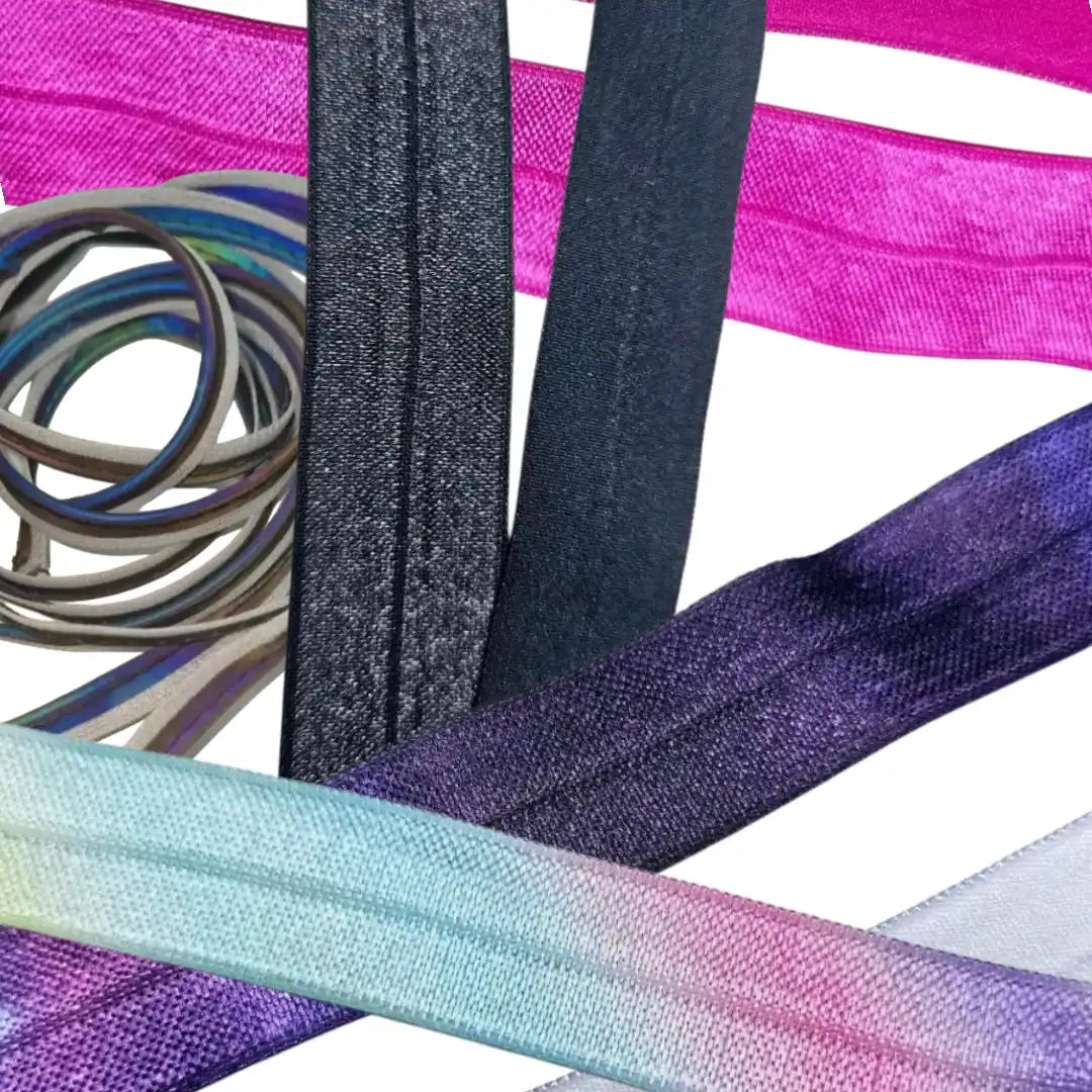 Eine Sammlung von bunten und texturierten Gummibändern.