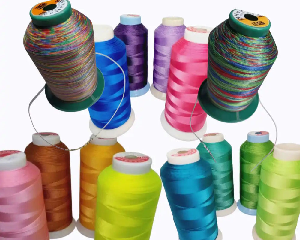 Verschiedene bunte Spulen Garn.