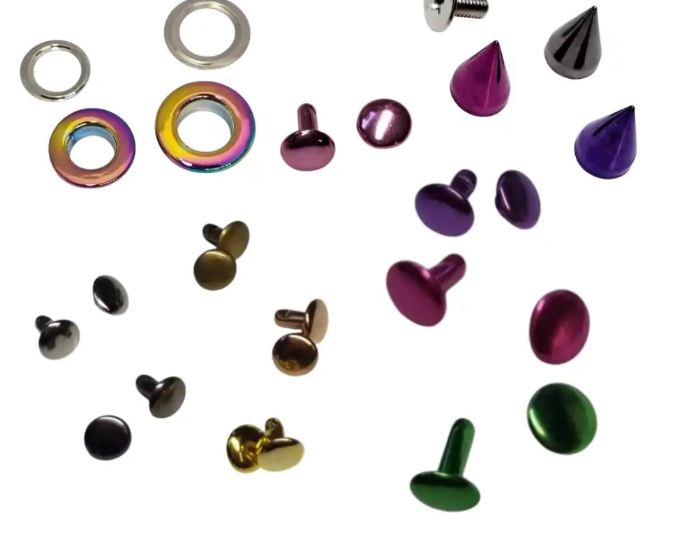 Verschiedene Metallteile für Bastelarbeiten und Verzierungen.