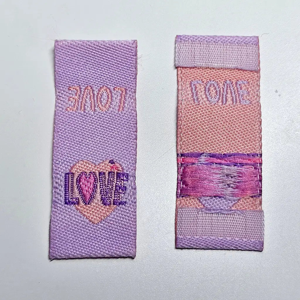 Stoff-Label ’Love’ zum Einnähen Lavendel