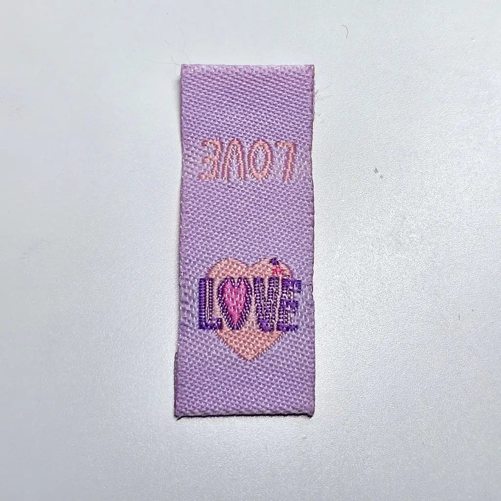 Stoff-Label ’Love’ zum Einnähen Lavendel