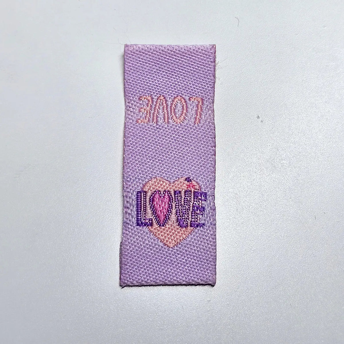 Stoff-Label ’Love’ zum Einnähen Lavendel