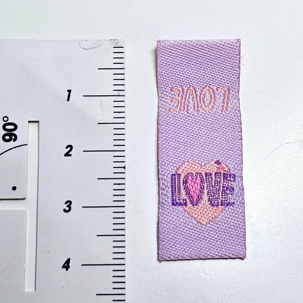 Stoff-Label ’Love’ zum Einnähen Lavendel