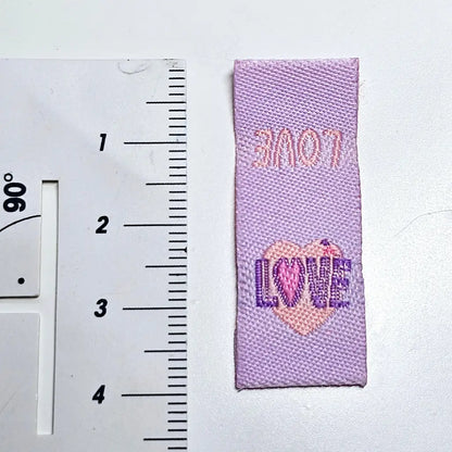 Stoff-Label ’Love’ zum Einnähen Lavendel