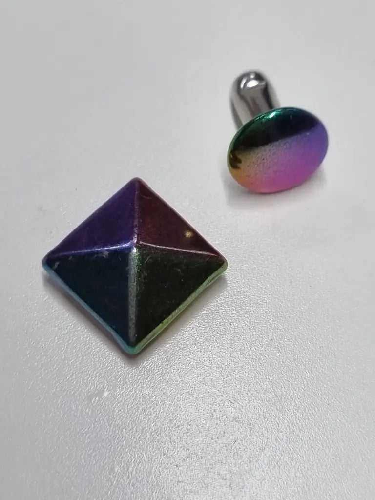 Viereck Niete Pyramide Rainbow 9/10 mm