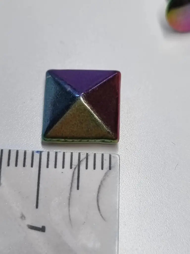 Viereck Niete Pyramide Rainbow 9/10 mm