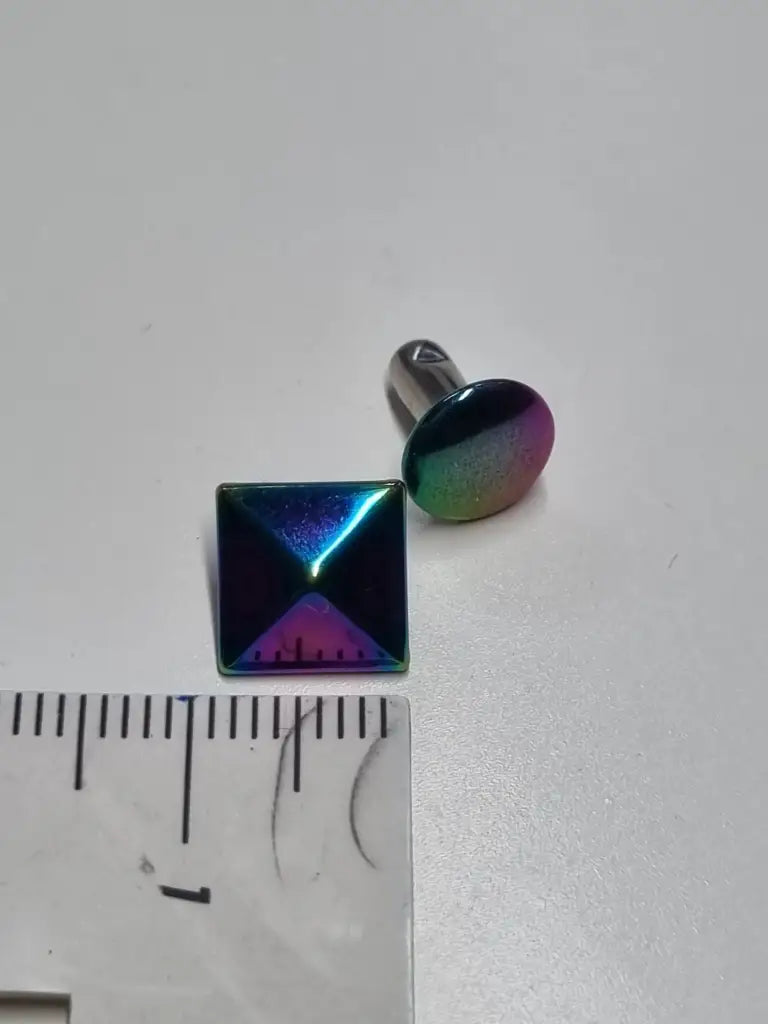 Viereck Niete Pyramide Rainbow 9/10 mm
