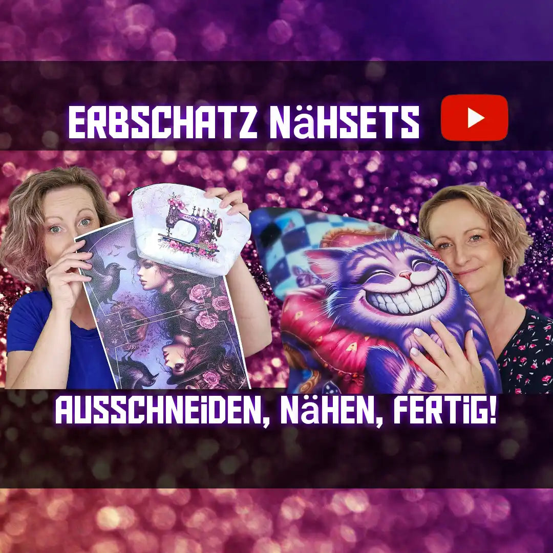 Zwei Frauen präsentieren Nähsets und fertige Textilprodukte.